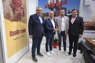TARIM FUARINDA STAND AÇAN ÜYELERE TEŞEKKÜR PLAKETİ
