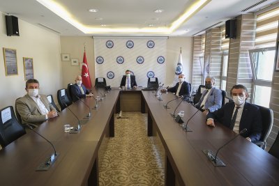 BAŞKAN GÜLER REKTÖRLERLE UZAKTAN EĞİTİMİ GÖRÜŞTÜ