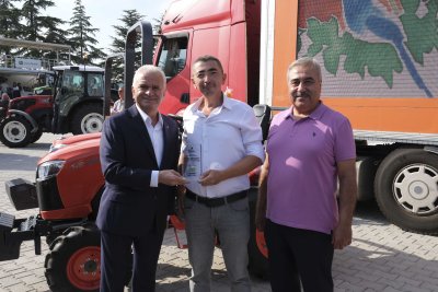 TARIM FUARINDA STAND AÇAN ÜYELERE TEŞEKKÜR PLAKETİ