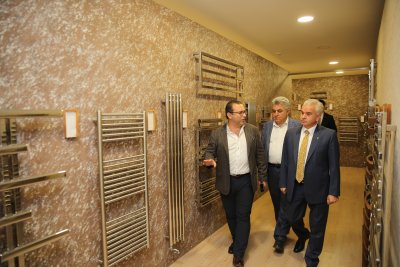 GÜLER’DEN ÖDÜLLÜ FİRMAYA TEBRİK ZİYARETİ