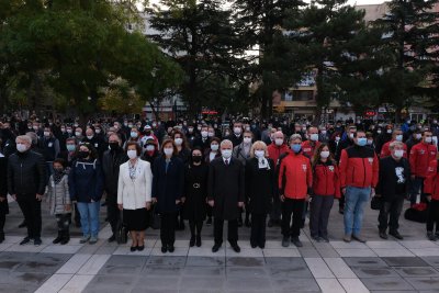 VİLAYET MEYDANI'NDA ATAMIZI ANDIK