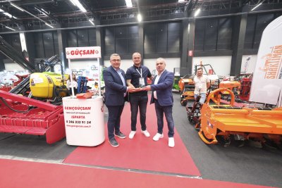 TARIM FUARINDA STAND AÇAN ÜYELERE TEŞEKKÜR PLAKETİ