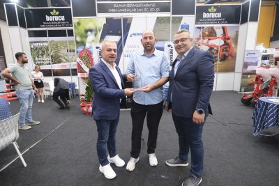 TARIM FUARINDA STAND AÇAN ÜYELERE TEŞEKKÜR PLAKETİ
