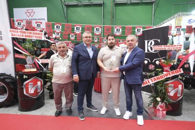 TARIM FUARINDA STAND AÇAN ÜYELERE TEŞEKKÜR PLAKETİ