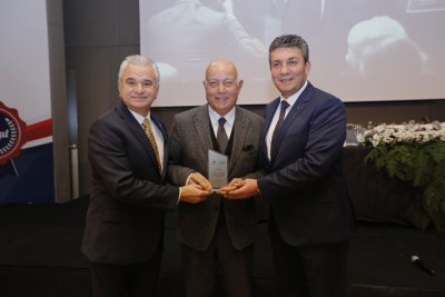 FUAR KONGRE MERKEZİNE EMEĞİ GEÇENLERE TEŞEKKÜR PLAKETİ