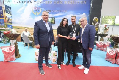 TARIM FUARINDA STAND AÇAN ÜYELERE TEŞEKKÜR PLAKETİ