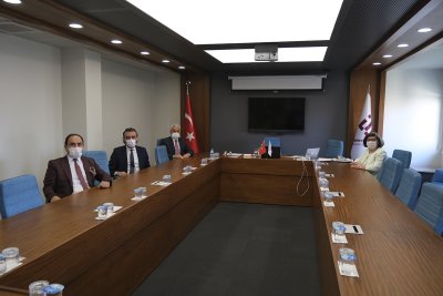 BAŞKAN GÜLER REKTÖRLERLE UZAKTAN EĞİTİMİ GÖRÜŞTÜ