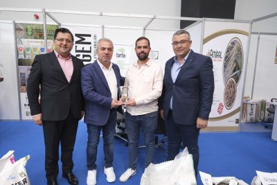 TARIM FUARINDA STAND AÇAN ÜYELERE TEŞEKKÜR PLAKETİ