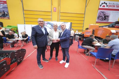 TARIM FUARINDA STAND AÇAN ÜYELERE TEŞEKKÜR PLAKETİ