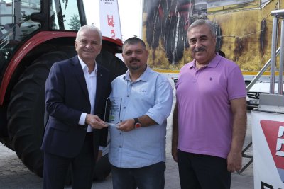 TARIM FUARINDA STAND AÇAN ÜYELERE TEŞEKKÜR PLAKETİ