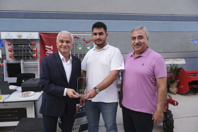 TARIM FUARINDA STAND AÇAN ÜYELERE TEŞEKKÜR PLAKETİ