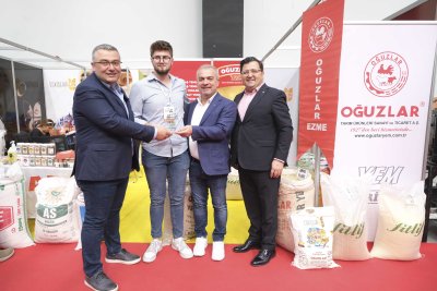 TARIM FUARINDA STAND AÇAN ÜYELERE TEŞEKKÜR PLAKETİ