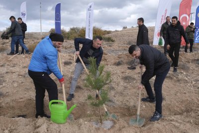ESKİŞEHİR AB BİLGİ MERKEZİ 10 BİN FİDAN DİKEREK YENİ HATIRA ORMANI OLUŞTURDU