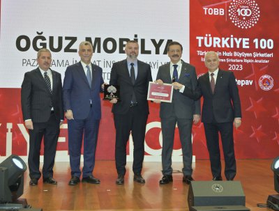 GÜLER TOBB 100 LİSTESİNDEKİ MARKALARA ÖDÜLÜNÜ TAKDİM ETTİ
